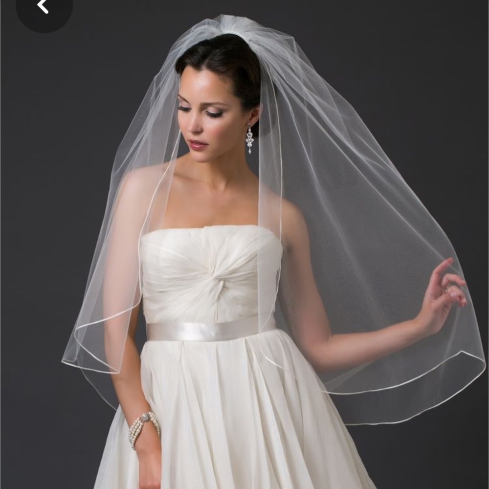 Toni Federici “Luxe” fingertip veil